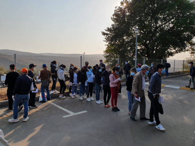 Bà con tại Mozambique xếp hàng chờ làm thủ tục xuất nhập cảnh