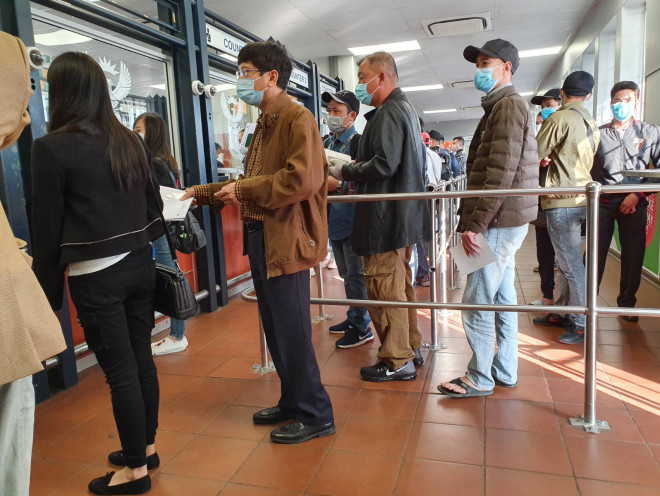 Thủ tục xuất nhập cảnh cũng mất mấy tiếng, nhanh hơn chuyến bay lần trước do có sự nhiệt tình thu xếp trước của các Đại sứ quán ta tại Mozambique và Nam Phi - Ảnh: Đại sứ Lê Huy Hoàng hỗ trợ bà con làm thủ tục xuất nhập cảnh