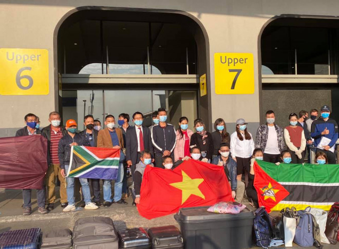 Đại sứ Việt Nam tại Nam Phi Hoàng Văn Lợi chụp ảnh kỷ niệm với đoàn công dân Việt Nam tại Mozampique, và trực tiếp hỗ trợ, xử lý các tình huống, tiễn chào công dân đến tận cửa ra máy bay