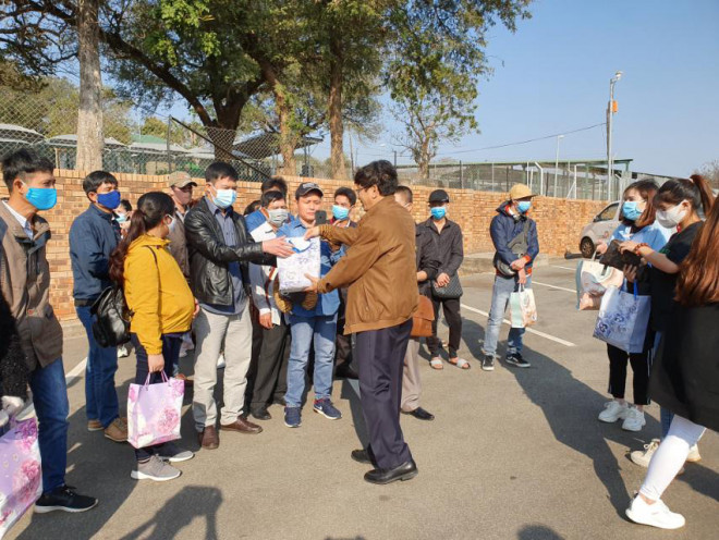 Đại sứ Lê Huy Hoàng trao quà tượng trưng cho bà con trước khi lên máy bay