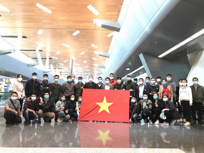 Bà con ta ở Qatar trước khi bay về TP HCM