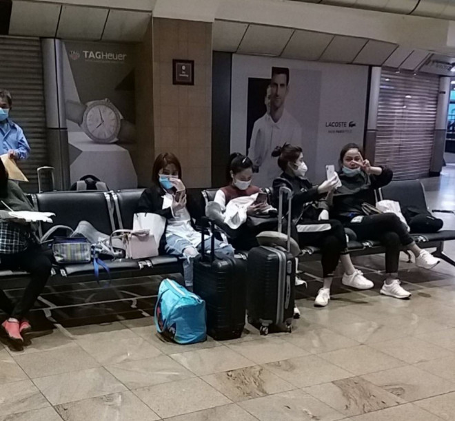 Đoàn bà con người Việt từ Mozambique đang chờ lên máy bay ở Johannesburg
