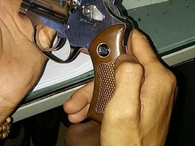 Pháp luật - Nhờ camera, công an phát hiện bảo vệ bệnh viện tàng trữ "hàng nóng"