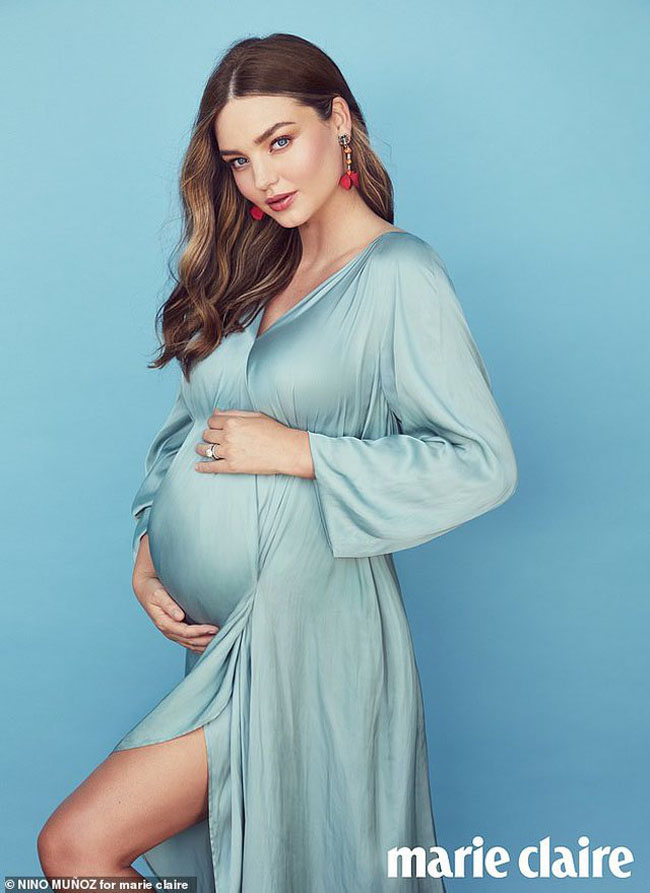 Việc mang thai, nhất là liên tục 3 em bé đã khiến vóc dáng của cô bị tăng cân khá nhiều.
