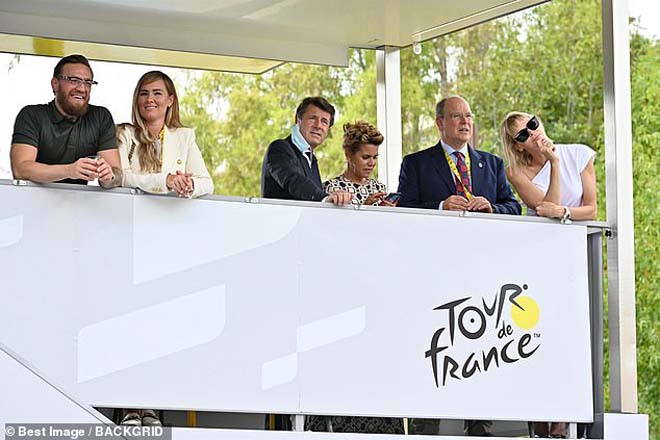McGregor ngồi chung khán đài VIP với hoàng tử và công chúa Monaco theo dõi Tour de France
