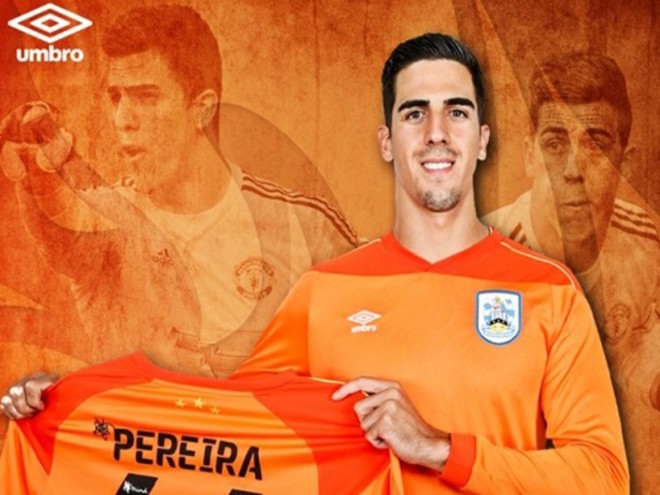 Joel Pereira chuyển tới Huddersfield