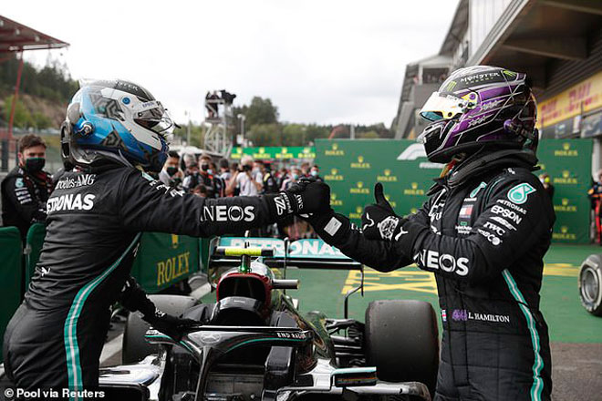 Bottas và Hamilton (phải) giúp Mercedes có chiến thắng 1-2 ở chặng Belgian GP
