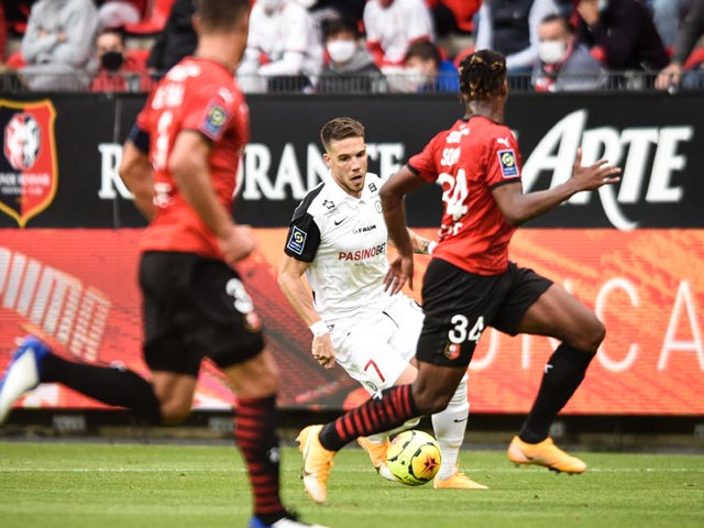 Montpellier (áo trắng) gặp nhiều bất lợi trước Rennes