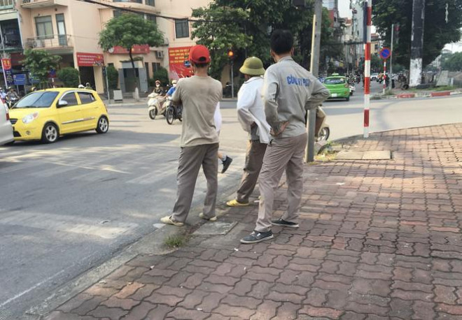 Trước tình hình dịch bệnh COVID-19 diễn biến phức tạp, nhiều ngành nghề bị ảnh hưởng, những người bán sức lao động tại các khu chợ cũng chịu cảnh ế ẩm, ít việc làm.