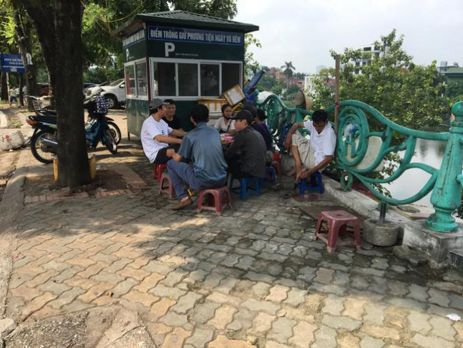 Ven bờ sông Kim Ngưu, đoạn đầu cầu Mai Động tập trung khá đông người lao động đến từ khắp các tỉnh thành cả nước. Họ chờ việc trọn buổi sáng nhưng vẫn không có người thuê.&nbsp;