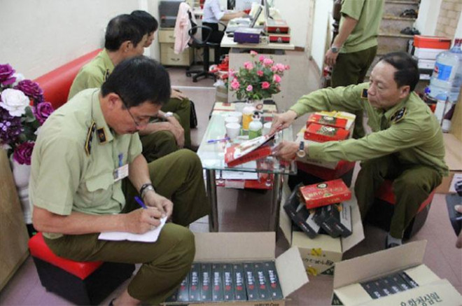 Cơ quan chức năng kiểm tra một cơ sở kinh doanh thực phẩm chức năng trên địa bàn Hà Nội