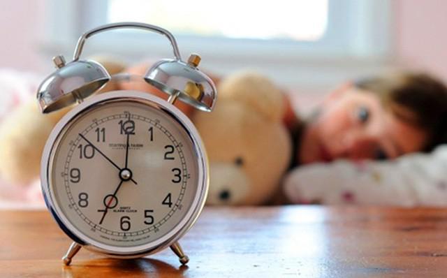Tâm trạng buổi sáng khi mới thức dậy ảnh hưởng rất lớn đến mọi sinh hoạt, học tập trong ngày hôm đó của trẻ. Ảnh minh họa