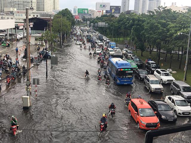 Tin tức trong ngày - Phố Bùi Viện bất ngờ ngập lênh láng sau cơn mưa “chớp mắt”