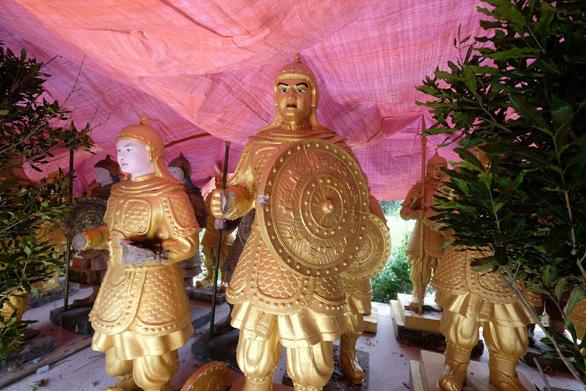Những bức tượng được cho đúc nhằm mô phỏng những người lính giữ thành hồi xưa của Việt Nam