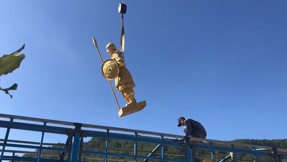 Những bức tượng này được vận chuyển từ Khu du lịch Đại Nam về Đà Lạt.