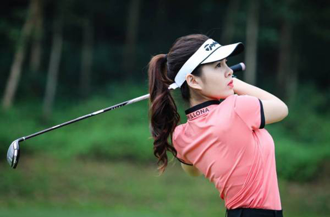 MC Thu Hoài là 1 trong những golfer nữ nổi tiếng của Vbiz.