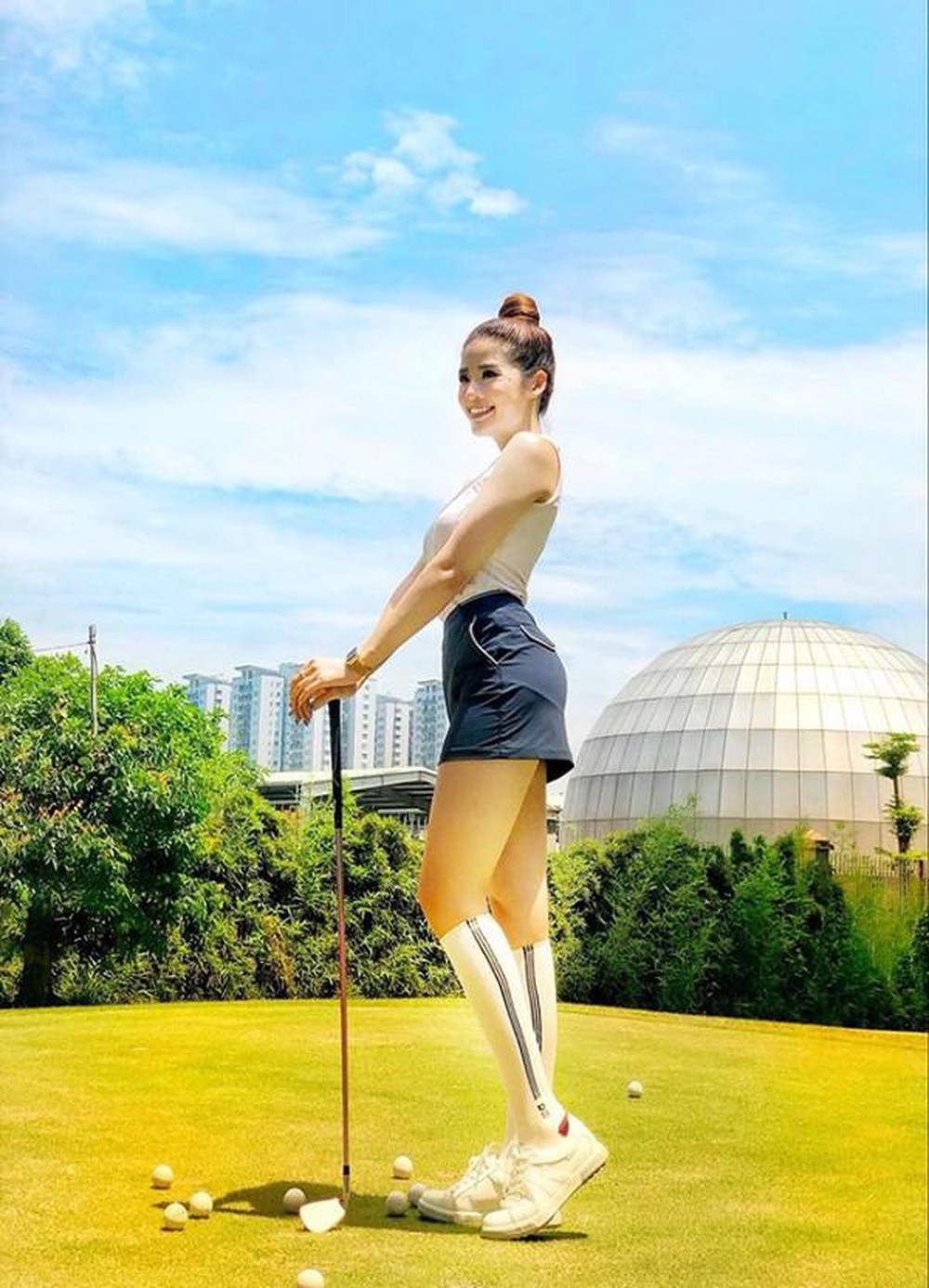 Mặc ngắn cũn, gợi cảm, người đẹp Việt biến sân golf thành sàn diễn