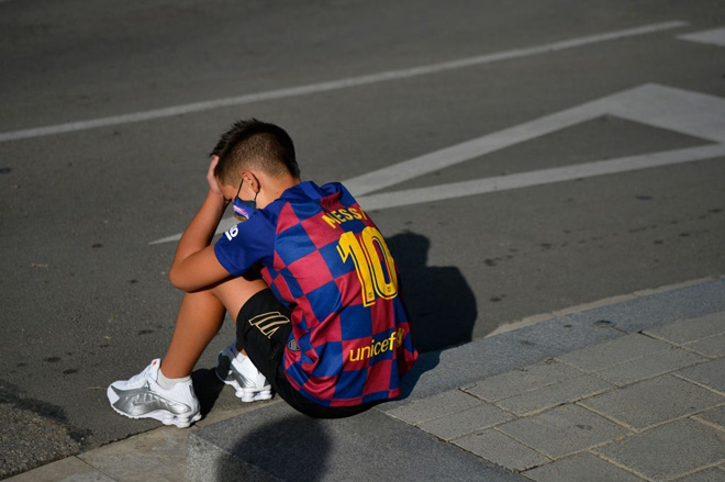 Một fan của Messi thất vọng khi thần tượng của mình không tới kiểm tra y tế ngày 30/8