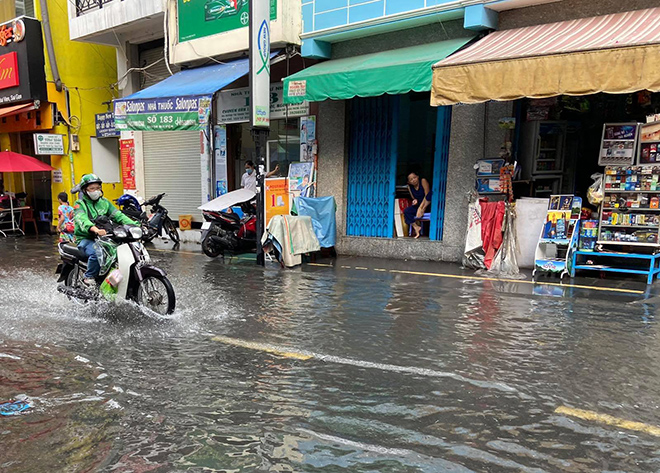 Nhiều hàng quán trên phố Bùi Viện cũng bị ảnh hưởng do nước ngập.&nbsp;Đường Bùi Viện dài 850 m từ mũi tàu đường Nguyễn Thái Học - Trần Hưng Đạo đến Cống Quỳnh. Từ tháng 8/2017, con đường này thành phố đi bộ vào tối các ngày cuối tuần, thu hút nhiều khách tham quan, vui chơi, trong đó nhiều người nước ngoài.