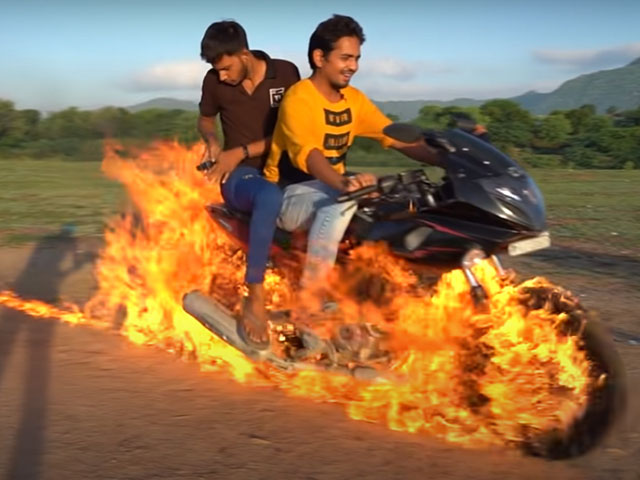 Xe máy - Xe đạp - Rùng mình với youtuber tẩm xăng rồi chạy xe bắt chước "Ma tốc độ"