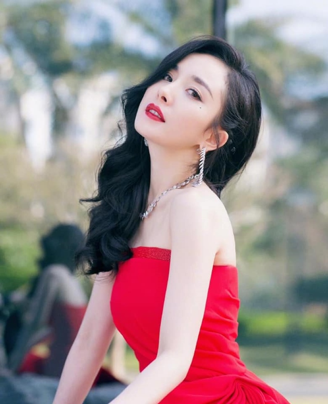 Là một tiểu hoa nổi tiếng song việc Dương Mịch vẫn nhận đóng phim cổ trang, thần tượng ở tuổi 33 thay vì tấn công vào dòng phim chính kịch khiến cô bị nhiều người cho rằng không có khả năng diễn xuất. Bấp chấp việc bị "bàn ra tán vào", nữ diễn viên sinh năm 1986 dường như không để tâm.
