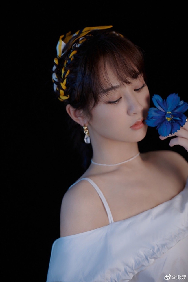 Dương Tử là sao nhí nổi tiếng thành công nhất hiện nay. Diễn xuất của cô được khẳng định qua nhiều bộ phim như &#34;Cá mực hầm mật&#34;, &#34;Hương mật tựa khói sương&#34;. Năm nay, bộ phim &#34;Quãng đời còn lại xin được chỉ giáo nhiều hơn&#34; mà mỹ nhân 9X đóng cặp cùng Tiêu Chiến được khán giả rất mong chờ.
