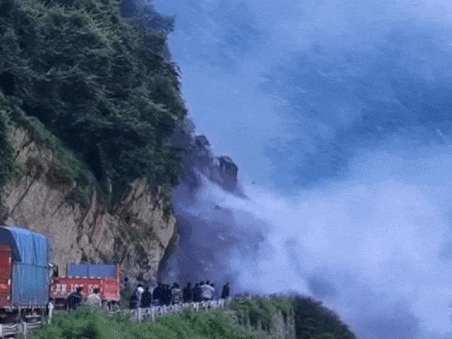 Media - Kinh hoàng cảnh núi sạt lở trước mặt hàng loạt xe cộ