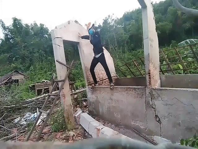Phi thường - kỳ quặc - Video: Diễn màn vận khí công làm đổ tường, nam thanh niên nhận cái kết "gậy ông đập lưng ông"