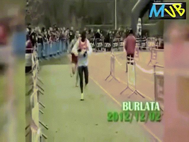 Thể thao - Câu chuyện “đẫm tình người”: Đẩy đối thủ cán đích chấp nhận mất HCV