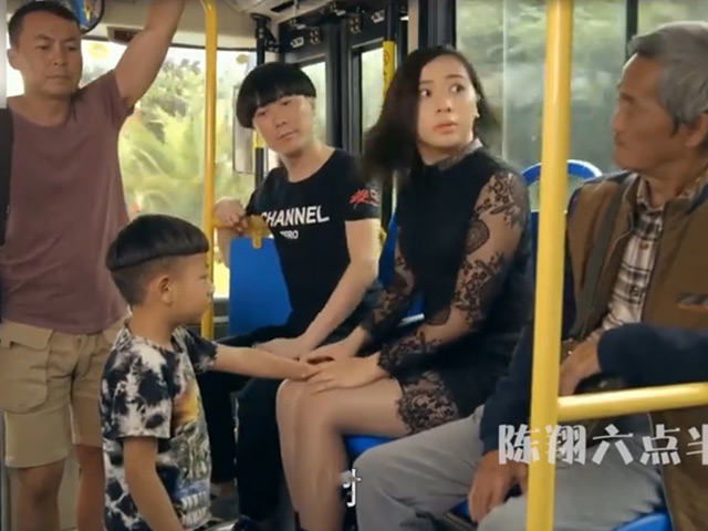 Cười 24H - Đứa trẻ láu cá khiến hành khách trên xe buýt đều phải "chờ đợi"