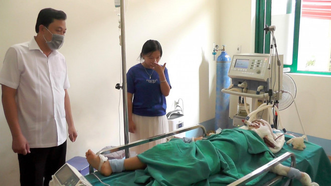 Cháu Ly Mí Sùng hiện đang được cứu chữa tại Bệnh viên Đa khoa khu vực Yên Minh. Ảnh:CTV