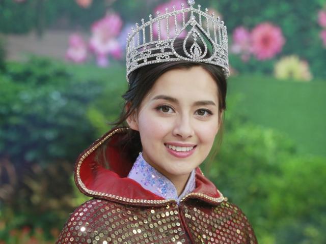 Media - Nhan sắc lai của tân Hoa hậu Hồng Kông được khen giống Địch Lệ Nhiệt Ba