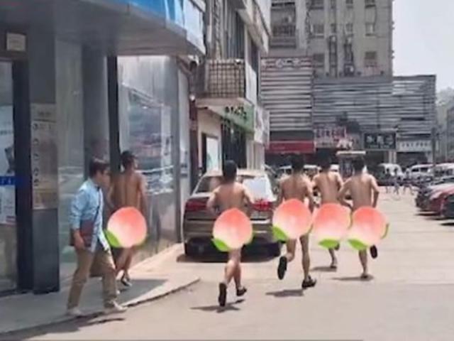Thế giới - TQ: Không hoàn thành công việc, 5 nhân viên bị công ty phạt khỏa thân chạy phố