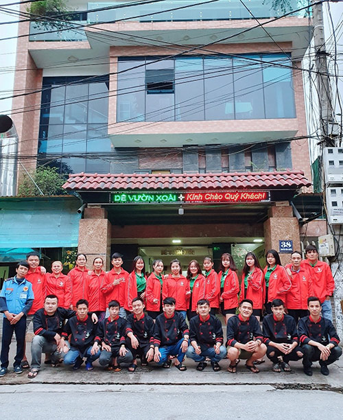 Quang Thái cùng đội ngũ nhân viên của mình