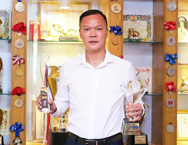 Thủ môn Dương Hồng Sơn – số 1 của đội tuyển Việt Nam vô địch AFF CUP 2008 tin dùng viên sủi xương khớp XMAX để bảo vệ xương khớp của mình khỏi tình trạng thoái hóa