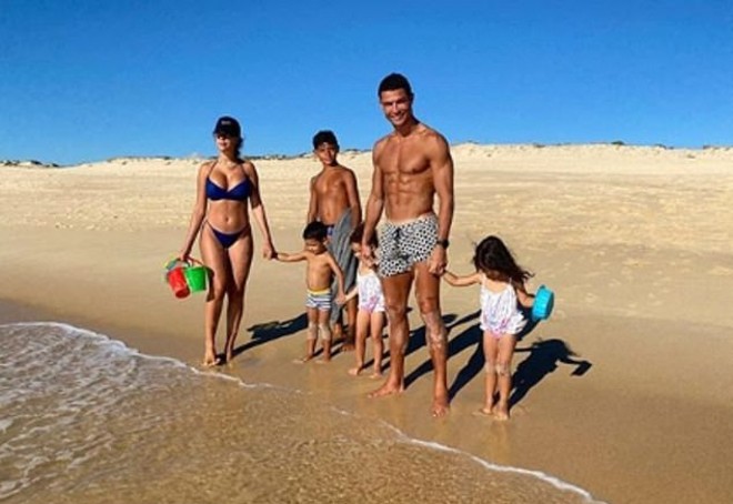 Ronaldo hạnh phúc bên gia đình