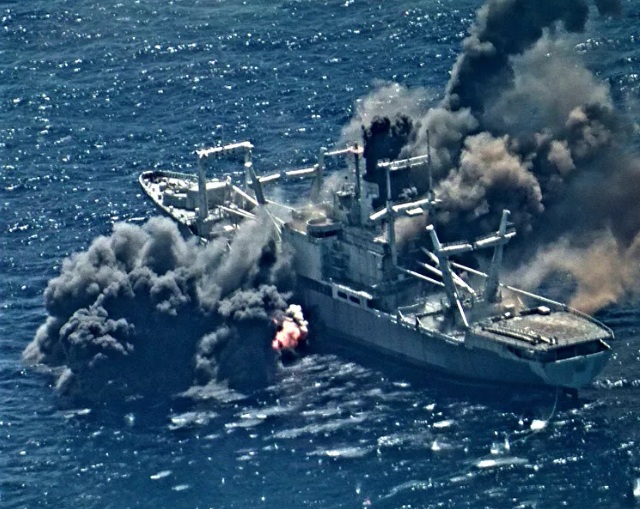 Tên lửa chống hạm Harpoon xuyên thủng tàu đổ bộ được trưng dụng làm bia tập bắn.