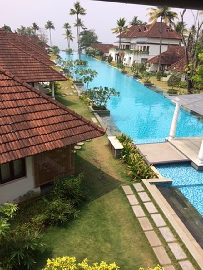 Giám đốc resort cho hay: "Chúng tôi không có doanh thu, vì vậy hồi tháng 6 đã thả khoảng 16.000 con cá đốm ngọc trai 2 tháng tuổi vào bể bơi".
