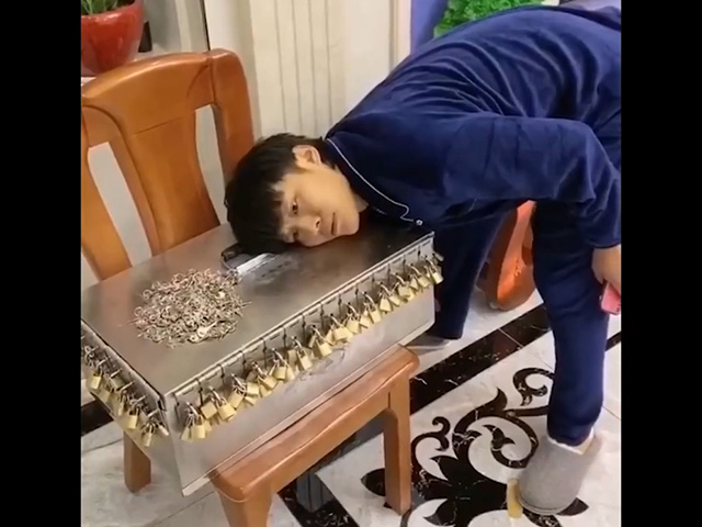 Cười 24H - Anh trai lầy lội "xử đẹp" cậu em nghiện game