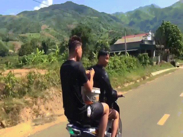 Tin tức trong ngày - Clip: 2 thanh, thiếu niên vừa đi xe máy vừa múc nước gội đầu trên quốc lộ