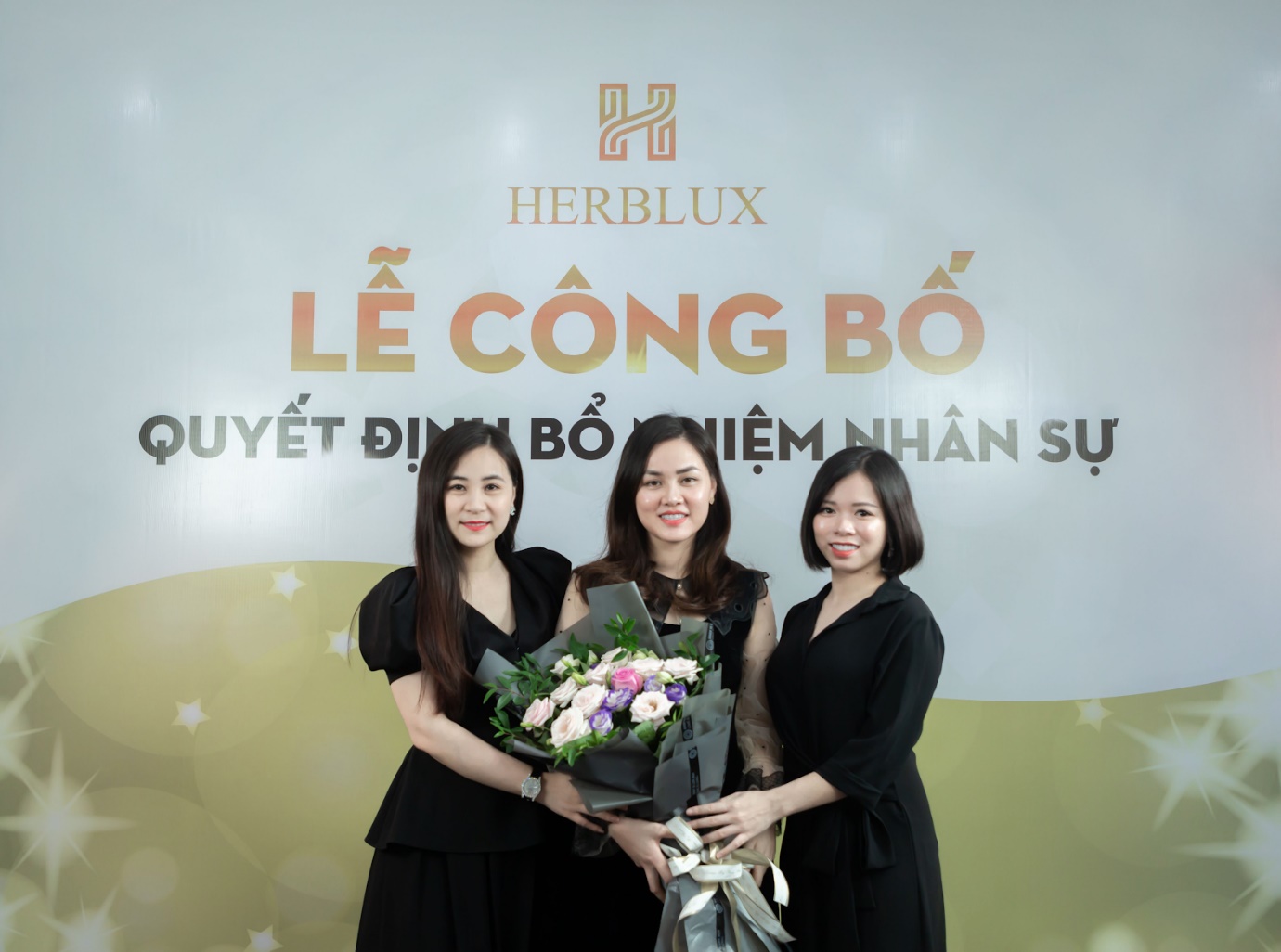 GĐKD cấp cao Nguyễn Thùy Trang trong buổi lễ bổ nhiệm nhân sự đầu tiên