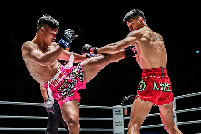 Huang Ding (phải) bị knock-out ngay trong hiệp 1 sau hành động khiêu khích đối thủ