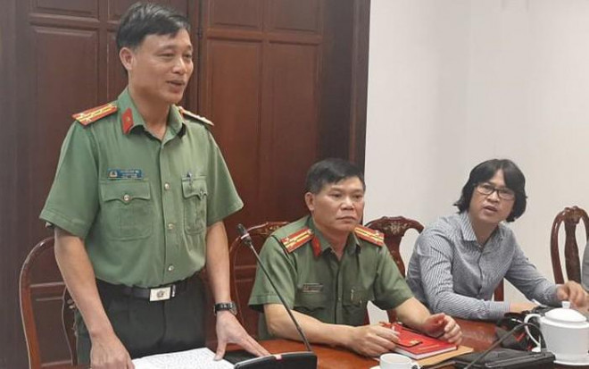 Đại tá Nguyễn Văn Thọ (đứng) được điều động nhận nhiệm vụ trưởng Công an huyện Cẩm Mỹ