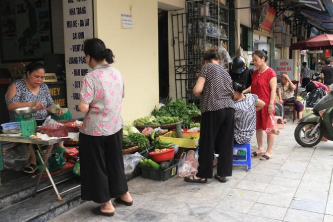 Ngày rằm tháng 7, chợ truyền thống đông đúc từ sớm