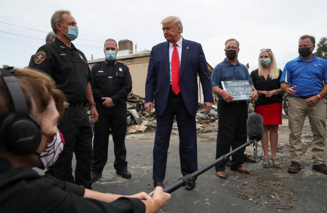 Tổng thống Trump trong chuyến viếng thăm TP Kenosa, bang Wisconsin - Mỹ hôm 1-9. Ảnh: Reuters