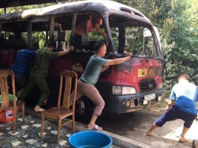 Tin tức trong ngày - Thắp hương làm cháy rụi xe khách trong ngày Rằm