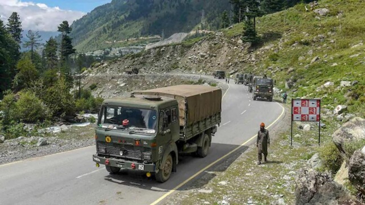 Xe quân sự Ấn Độ đưa tiếp viện tới LAC (ảnh: India Today)