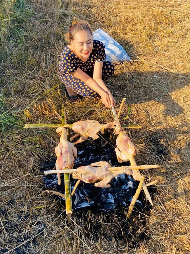 Hồ Bích Trâm trổ tài làm món gà nướng ở ngay cánh đồng tiếp sức cho cả nhà. Gà quê được nữ diễn viên làm sạch, ướp đầy đủ gia vị, xiên que tre rồi nướng bằng củi và rạ từ vựa lúa mới cắt.
