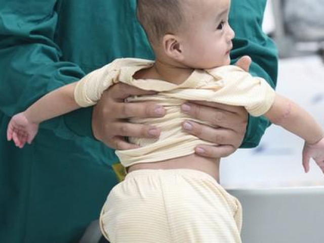 Sức khỏe đời sống - Cận cảnh Trúc Nhi-Diệu Nhi với dáng đứng đầu đời