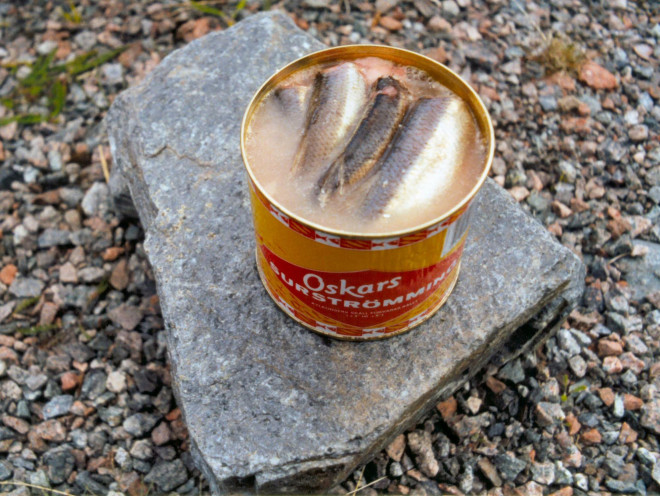 Surströmming là món ăn nổi tiếng của Thụy Điển hay còn gọi là cá trích lên men nhưng mùi của nó chắc chắn không phải ai cũng thích thú.
